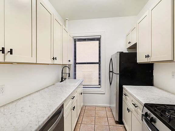 5th image of 10 W 93rd St APT 4C