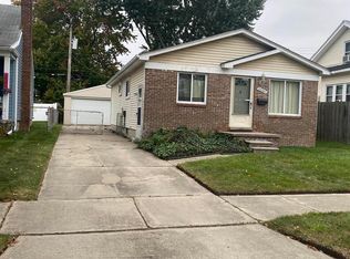28067 Pinehurst St, Roseville, MI 48066