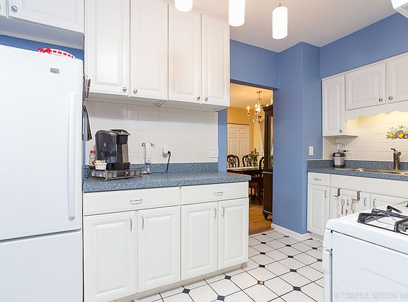4th image of 2628 W Medill Ave