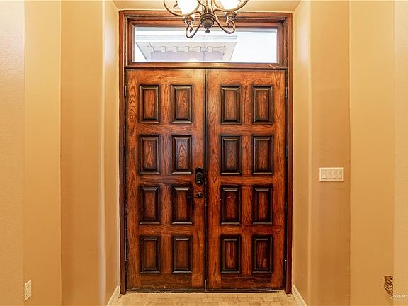 3rd image of 521 W El Cielo St