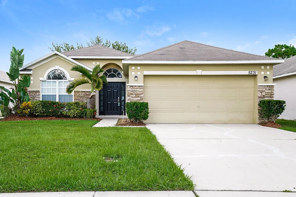 3 bed, 2.0 bath, 1632 sqft, $2,370 — Photo 1