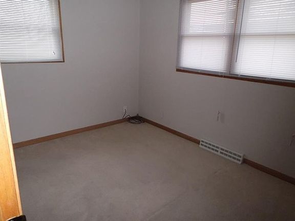 3rd image of 211 Park Ave