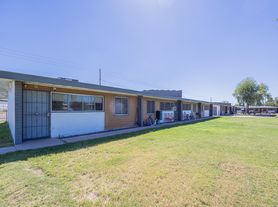 2123 W Devonshire Ave