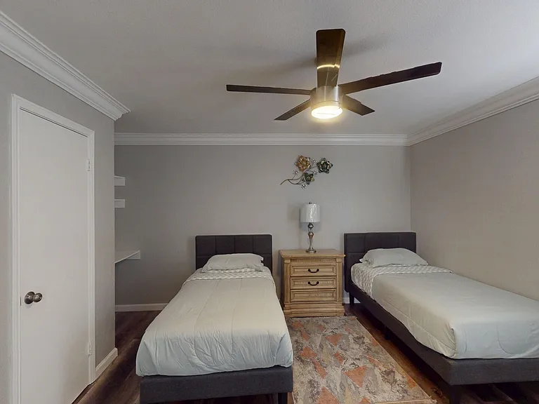 E Avenue J — Photo 16