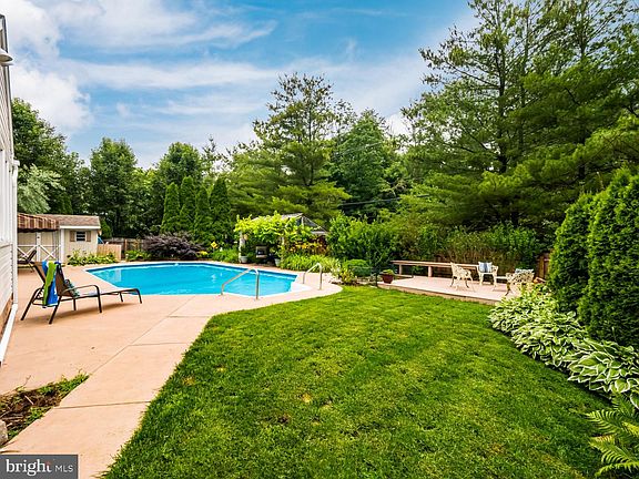 4th image of 281 Cliveden Dr