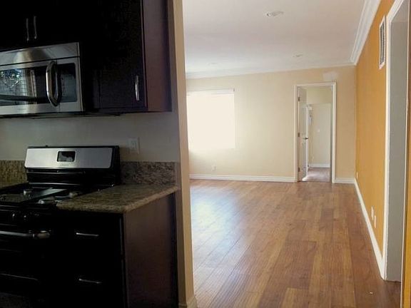 3rd image of 13833 Oxnard St APT 10