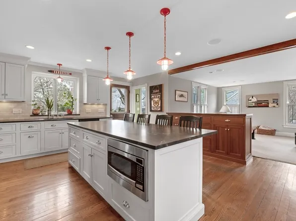 10 Waldron Ct, Marblehead, MA 01945