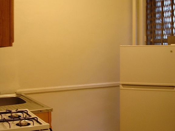 4th image of 75 W Mosholu Pkwy N APT 3R