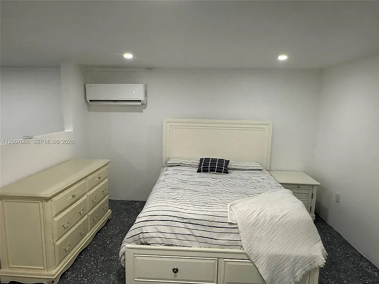 1725 NW 9th Ave #STUDIO — Photo 4