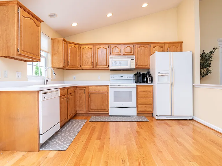 104 Drexel Ct — Photo 13