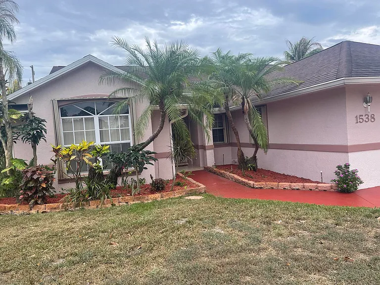 1538 SW Neptune Ave — Photo 2