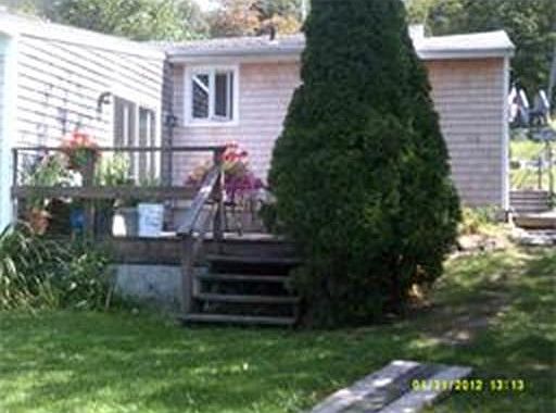 3rd image of 105 Hackett Ave
