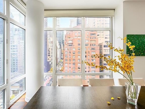 3rd image of 207 E 57th St APT 12B