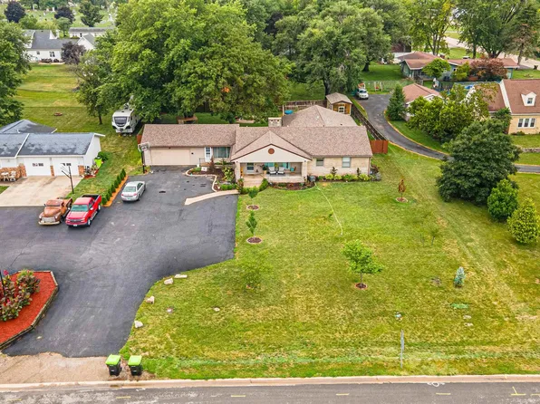 908 N Vine St, Mount Pulaski, IL 62548