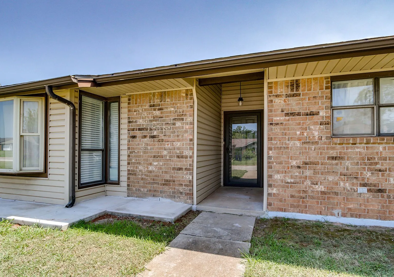 3 Bed 2 Bath 2 Car Garage Edmond Schools! Great Inclosed Sun Room — Photo 2