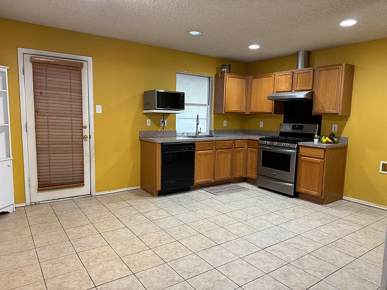 824 Mulder Dr — Photo 9