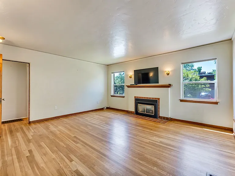 760 Marsh Ave — Photo 10