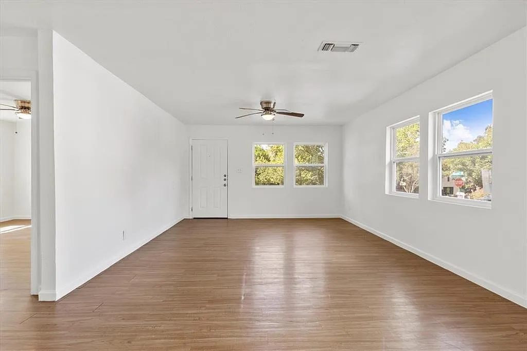 3 bed, 1.0 bath, 1058 sqft, $2,995 — Photo 3