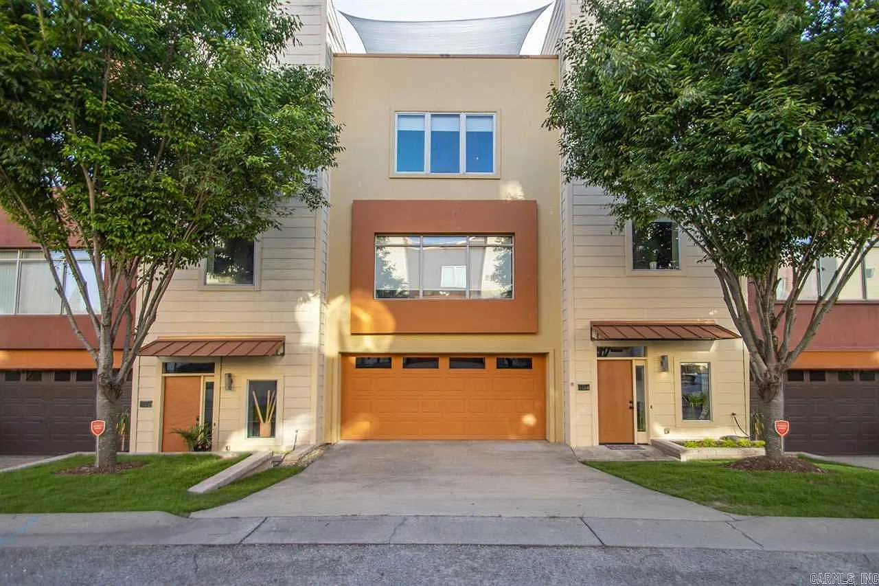 3 bed, 3.5 bath, 2644 sqft, $2,450 — Photo 1