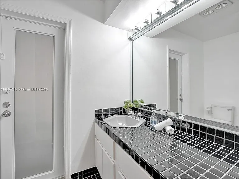 5701 NE 22nd Way — Photo 12