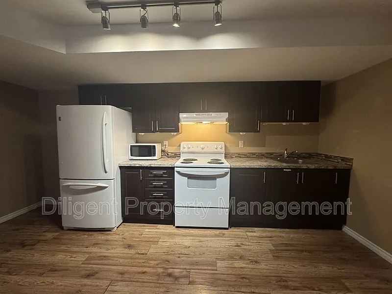 2 bed, 1.0 bath, 630 sqft, $1,800 — Photo 2
