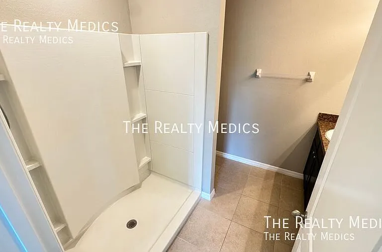 10906 Carlton Fields Dr — Photo 14