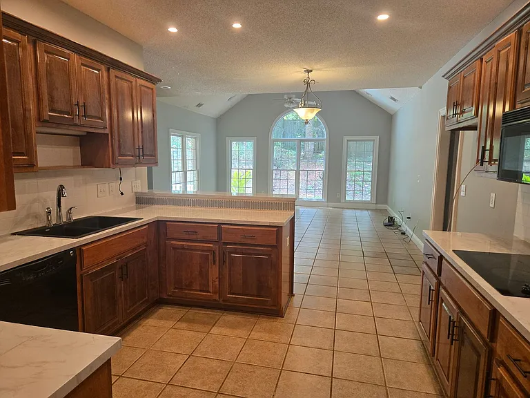 585 Cecily Dr — Photo 6
