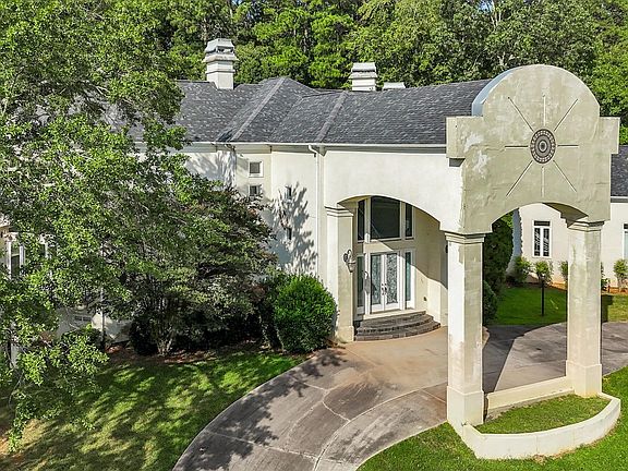 3rd image of 110 Standing Oak Pl