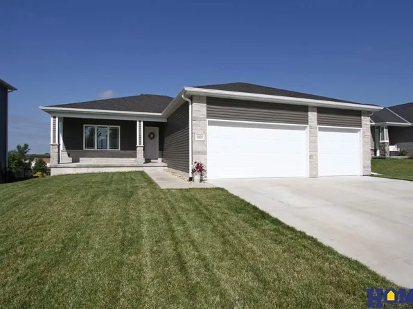 1005 Birchwood Dr, Hickman, NE 68372