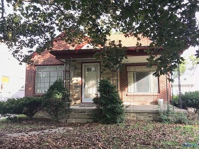 2nd image of 828 Cloverdale Rd