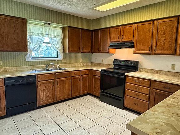 3rd image of 134 Forest Cir