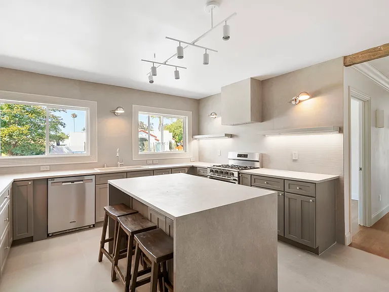 4766 Terrace Dr — Photo 6