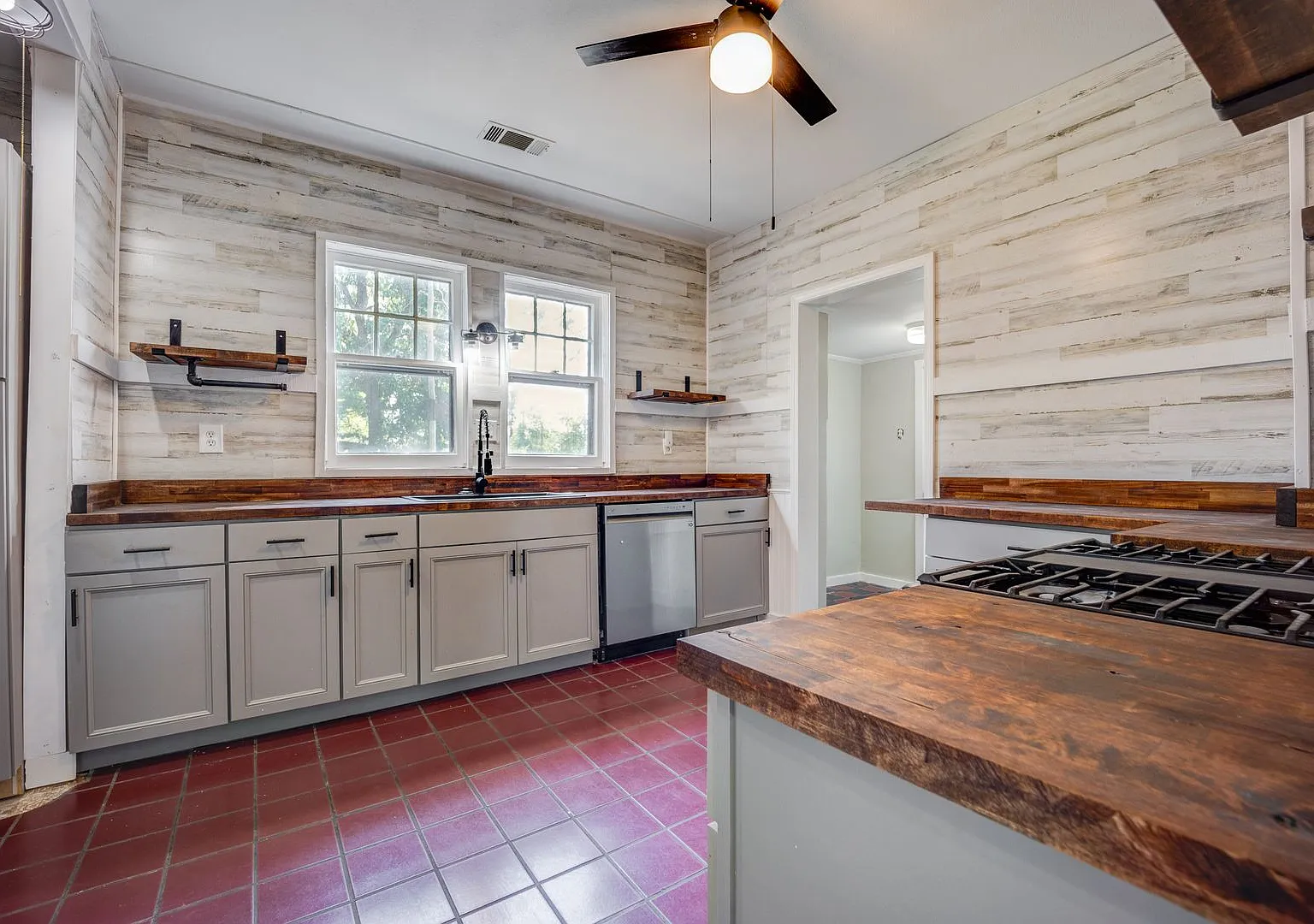 Freshly Updated 3 Bedroom House — Photo 4
