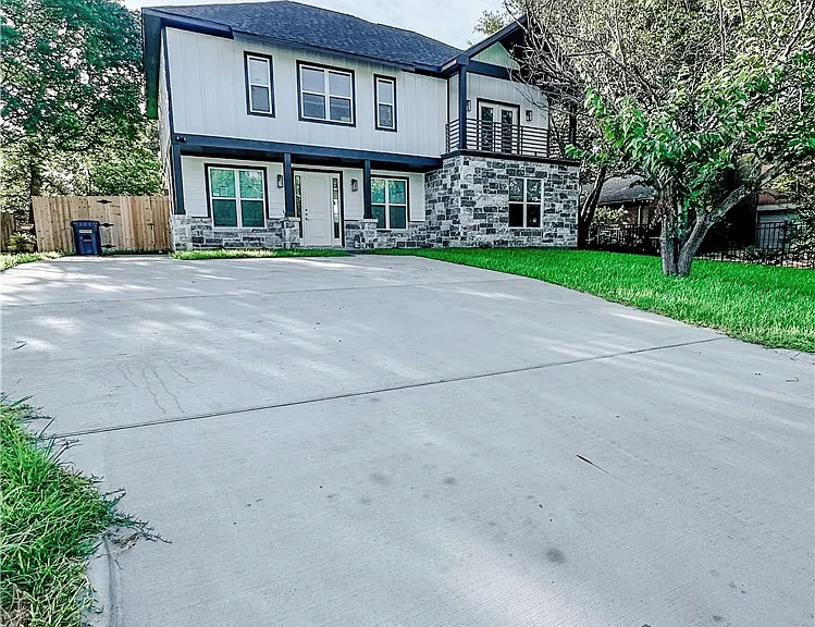 1307 Bayou Woods Dr — Photo 2
