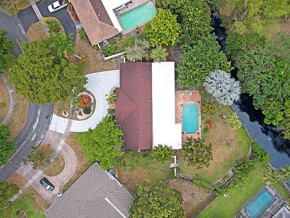 3rd image of 560 SW 62nd Avenue