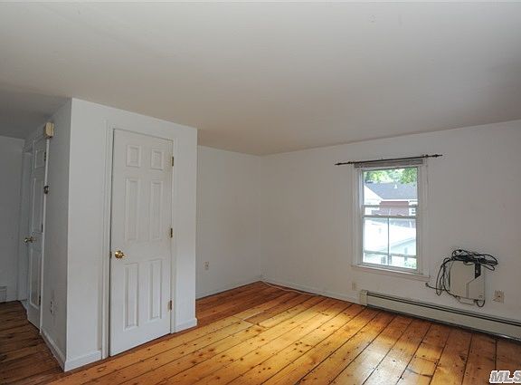 2nd image of 1061 Old Northern Blvd