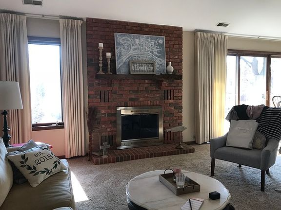 4th image of 1683 N Belmont Ct
