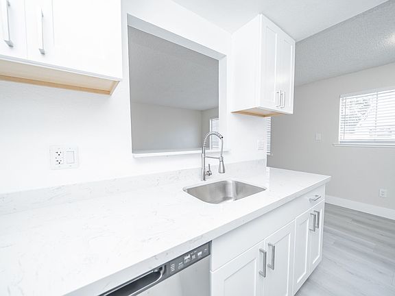 3rd image of 3285 Delaware St #102