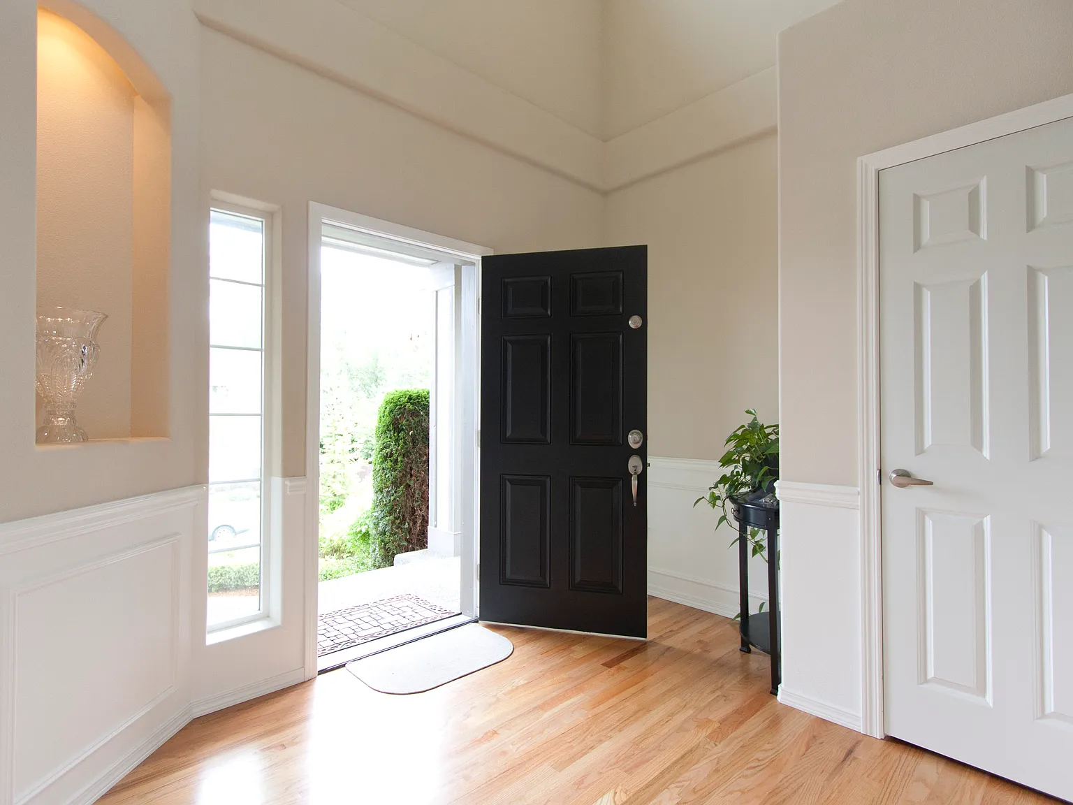 4 bed, 2.5 bath, 2742 sqft, $4,000 — Photo 2