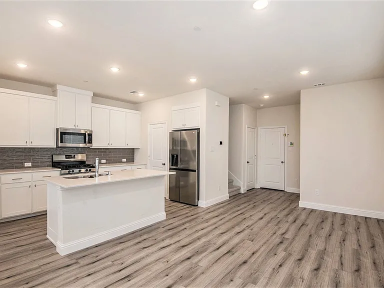 4525 Bishop St — Photo 6