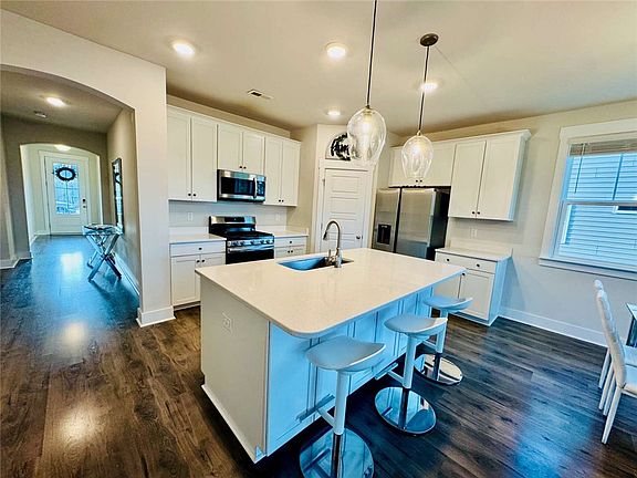 2nd image of 116 Laurel Oak Dr