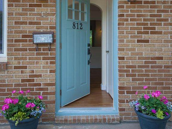 4th image of 812 Botham Ave