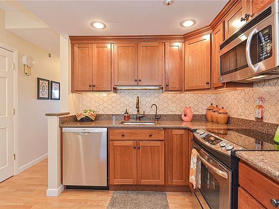 5th image of 13 Seabreeze Ln