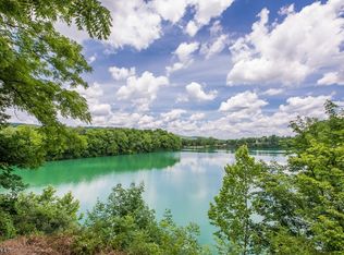 22 Cliffside Dr, Stewartsville, NJ 08886