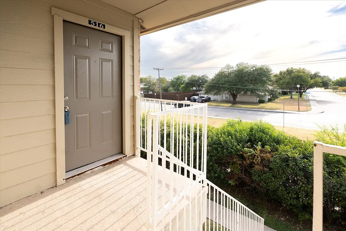 2 bed, 799 sqft, $1,350 — Photo 3