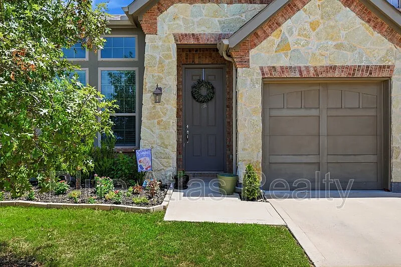 3 bed, 2.0 bath, 2005 sqft, $2,895 — Photo 2
