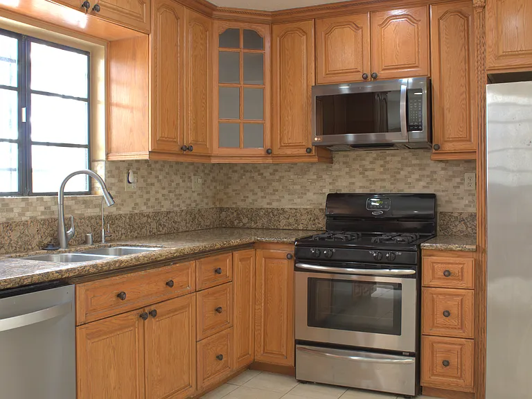1348 N Orange Dr — Photo 9