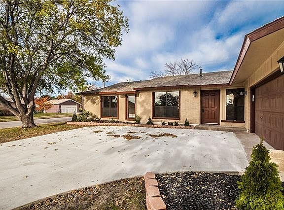 3rd image of 2719 Rosewood Dr