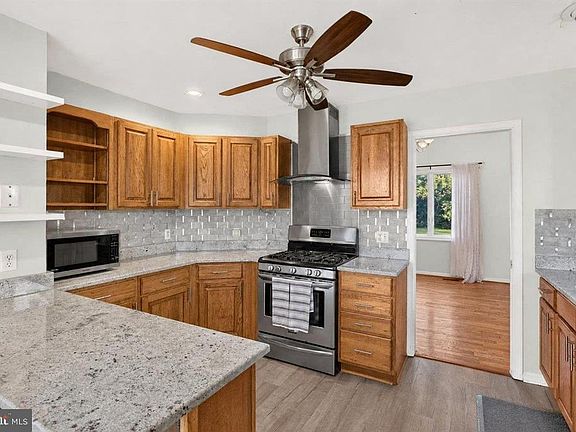 4th image of 821 Honeysuckle Ln