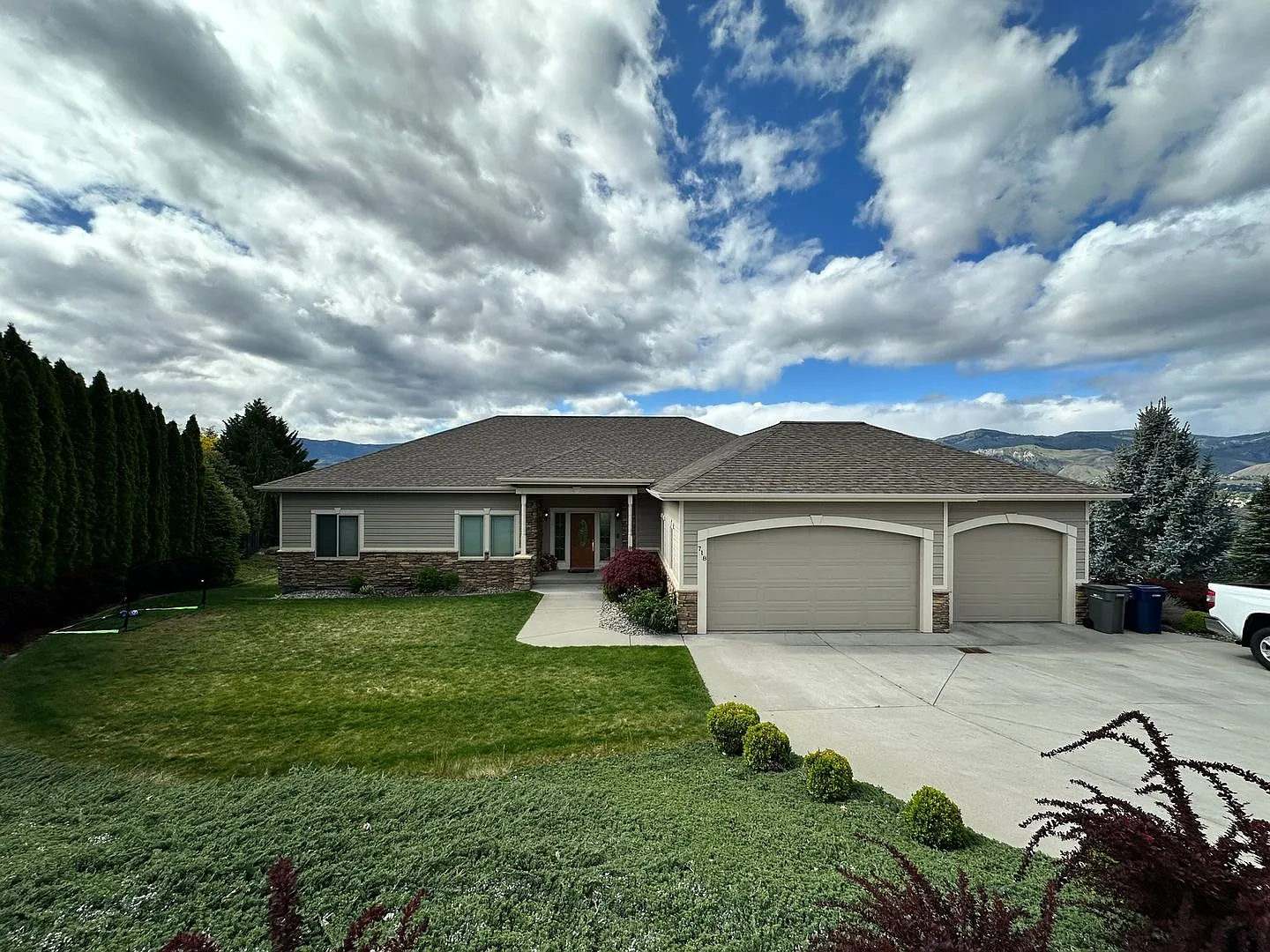 Gorgeous Fully Furnished 4-Bedroom and 3-Bathroom Home in Briarwood — Photo 1